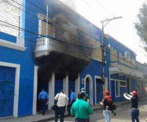 Personal del Cuepo de Bomberos se desplazó hasta la zona para aplacar las llamas en la sede del Partido Nacional.