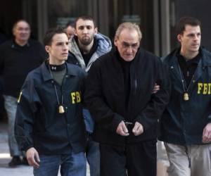 El supuesto líder del clan Bonanno, Vincent “Vinny” Asaro (2d), es escoltado por agentes del FBI en Nueva York (NY), EE.UU., el 23 de enero de 2014.
