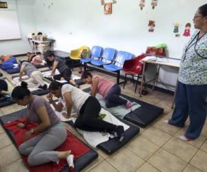 Los pacientes que asisten a la escuela de espalda reciben el tratamiento por diez días consecutivos. Foto: Marvin Salgado/El Heraldo.