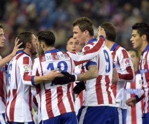 Los jugadores del Atlético de Madrid celebran el pase a octavos donde enfrentarán al Real Madrid.