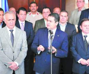 El presidente Juan Orlando Hernández, junto a los demás miembros del Consejo de Defensa, brindan conferencia en uno de los salones del Congreso.