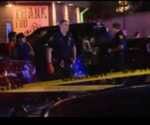 Las autoridades indicaron que el tiroteo ocurrió a las 20:40 horas del domingo, mientras el grupo esperaba afuera de un restaurante Texas Roadhouse cerca del centro comercial Ingram Park Mall.