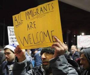 Miles de ruidosos manifestantes protestaron el domingo en los principales aeropuertos del país por segundo día consecutivo en apoyo a los inmigrantes y refugiados.