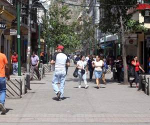 Durante el día, la Peatonal se mantiene libre de los vendedores, policías hacen cumplir la orden. Foto: EL HERALDO.