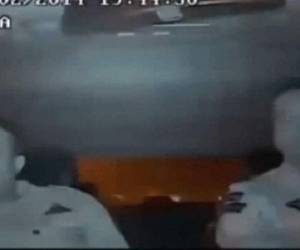 El video colgado en YouTube muestra el ataque al vehículo en medio de un embotellamiento.