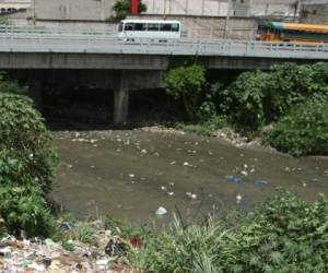 En el río Guacerique se observan promontorios de basura que caen a la ribera del río. El problema recae también en que cerca de este sector hay un contenedor de basura. Foto: Efraín Salgado/EL HERALDO.