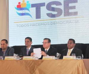 Los candidatos independientes presentaron sus documentos ante el Tribunal Supremo Electoral, que los revisó detenidamente.