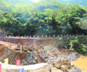 Los trabajos de encausar el río hacia el túnel de derivación se ejecutaron esta semana.