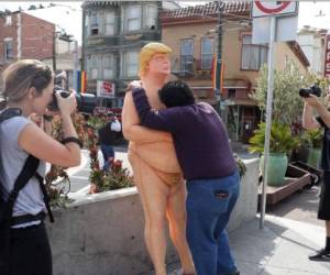 Durante la mañana, los transeúntes posaron para fotografías, selfies o riéndose de la estatua poco favorecedora de Trump. Fotos: AFP.