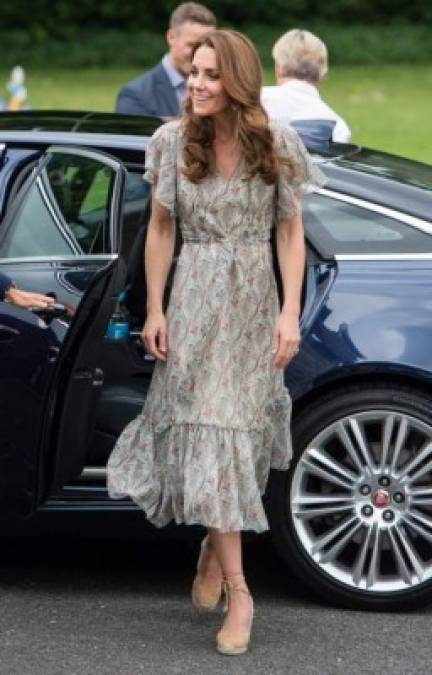 FOTOS: Los mejores looks de Meghan Markle y Kate Middleton que imponen moda en la realeza