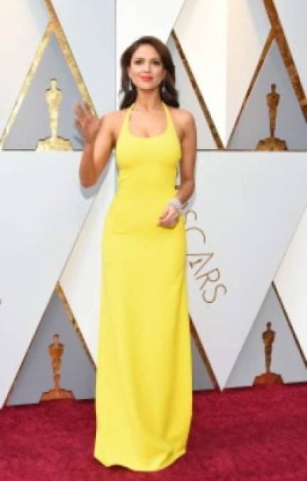 Eiza González usó un elegante y entallado vestido amarillo en la alfombra roja de Premios Oscar 2018