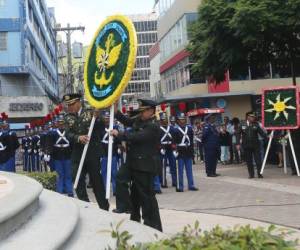 Las diversas ramas del Ejército colocaron ofrendas florales en el monumento de Francisco Morazán. Foto: Alex Pérez/EL HERALDO.