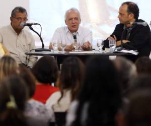 Isolda Arita, Armando García, Julio Escoto, Miguel Albero y Helen Umaña durante el conversatorio.