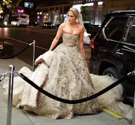 Los glamorosos vestidos de novia que ha usado Jennifer López (FOTOS)