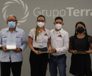 Los tres ganadores del premio Terra Te Impulsa recibieron orgullosos sus premios. El primer lugar lo obtuvo Frutiki; el segundo lugar, la Orquesta Sinfónica de Tegucigalpa; y el tercer lugar, Café Juan Cartagena.
