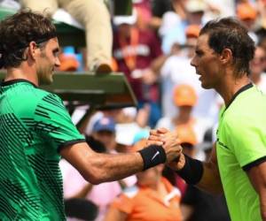 Roger Federer y Rafael Nadal se saludan luego de disputar la final en Miami (Foto: Agencia AFP)