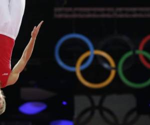 El atleta ruso Dmitry Ushakov durante una prueba de salto en trampolín en Londres 2012, foto: AP.