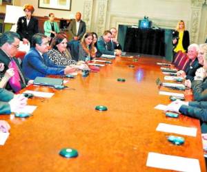 El presidente Juan Orlando Hernández junto a la delegación hondureña en reunión con ejecutivos de la firma National Geographic.