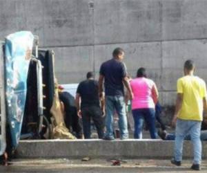 Una camioneta de carga 'embistió a toda velocidad' contra feligreses congregados a las afueras de un templo católico.