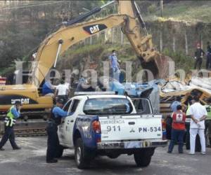 Equipos especiales hacían todo lo posible por sacar los cuerpos del interior del autobús accidentado en la salida al sur de Honduras.