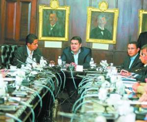 El presidente Hernández se reunió anoche en la sede del Ejecutivo con todos sus ministros.