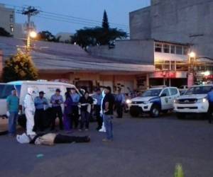 El cuerpo de Manuel Ernesto Acosta Vásquez quedó tendido en el pavimento cerca de una gasolinera.