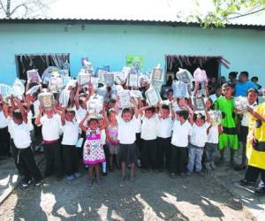 La Escuela Vicente Cáceres, fundada en 1969, enfrenta serias carencias; requiere de tres aulas de clases ya que en un solo salón se atienden dos grados.