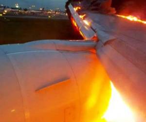 Lee Bee Yee, pasajera del vuelo de Singapore Airlines, fue quien captó el momento en que el ala del Boeing 777 se incendió debido una fuga de combustible y luego publicó las imágenes en Facebook.