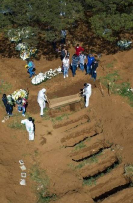 Impactante: El cementerio más grande de Brasil donde entierran muertos por Covid-19