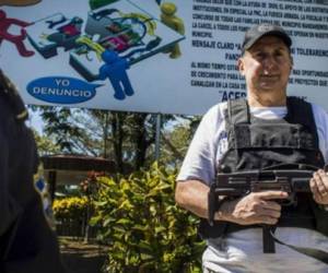 El alcalde Mauricio Arturo Vilanova, armado con una pistola y un chaleco antibalas, sale a patrullar las calles de su pueblo (Foto: Infobae/ El Heraldo Honduras)