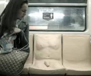Las personas se preguntaban de qué se trataba tan polémica idea en el metro.