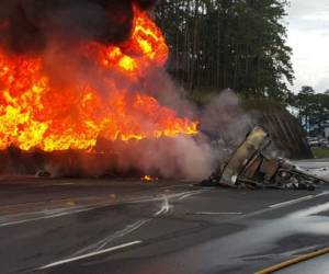 El vehículo que llevaba combustible tomó fuego después de dar varias vueltas.