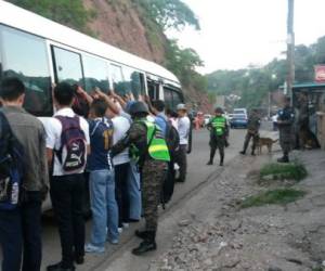 Efectivos de la Policía Militar realizaron revisiones a cada persona que abordaba las unidades de transporte en la salida que conduce de Tegucigalpa a Danlí, foto: Mario Urrutia/El Heraldo.