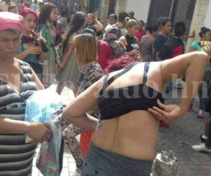 Vendedores y policías se enfrentaron a golpes este martes en el centro de Tegucigalpa. Fotos: Jonny Magallanes/ EL HERALDO