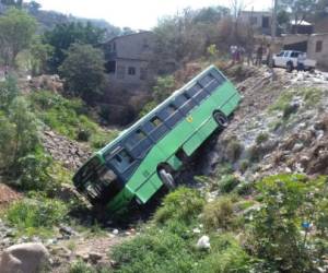 El pesado bus quedó en una quebrada de la mencionada colonia capitalina (Foto: El Heraldo Honduras/ Noticias de Honduras)