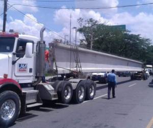 Vehículos pesados y livianos al presentar fallas obstaculizan el tránsito vehicular hacia el sur. Foto: Cortesía DNVT