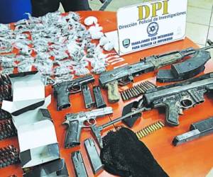 Junto con las municiones, la Policía Nacional también presentó tres chalecos antibalas que fueron encontrados en el decomiso.