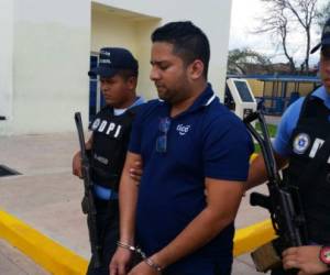 Noé Augusto Vargas Marley custodiado por agentes de la DPI.