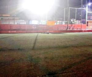 El profesional del derecho quedo tendido en la grama de la cancha de fútbol.