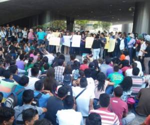 Los estudiantes se congregarone este lunes en los bajos del edificio administrativo de la UNAH.