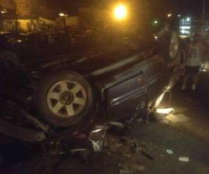 Así quedó el vehículo accidentado la noche de este domingo en el anillo periférico donde se conducían cuatro personas que resultaron heridas. Fotos: EL HERALDO.