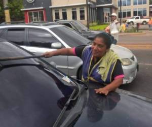 Doña Lourdes Valladares es una de las humildes trabajadoras de los semáforos del bulevar Juan Pablo II.