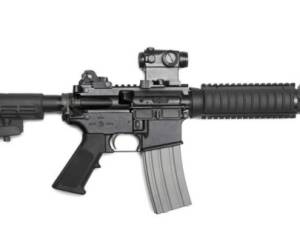 El rifle AR-15 dispara balas de calibre 223 y permite alta precisión en distancias considerables y causa devastadoras heridas en tejidos y órganos internos.