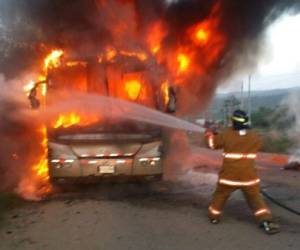 Miembros del Cuerpo de Bomberos atendieron el siniestro y de forma preliminar informaron que el incendio se produjo por recalentamiento del sistema eléctrico.