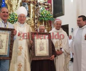 En la conmemoración se entregó la orden de San Miguel Arcángel al alcalde de la capital, Nasry Asfura, y a la madre María de Jesús Del Cid. (Foto: El Heraldo Honduras, Noticias de Honduras)