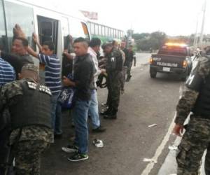 Efectivos de la Policía Militar hicieron cateos a los usuarios de las unidades de transporte urbano en la capital, foto: El Heraldo.