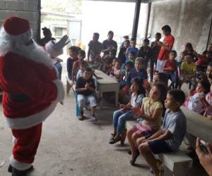 Papá Noel sorprendió a los pequeñines de la Fundación Una Luz que Brilla en el Camino, de la colonia Villa Nueva.