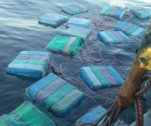 Los fardos contendiendo la droga fue dejada flotando en las aguas del Golfo de Fonseca.