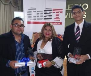 Yony Bustillo, EL HERALDO (primer lugar); Miriam Elvir, Conexihon.hn (tercer Lugar); y Jean Carlos Andino Aguilar, que recibió el premio del segundo lugar en nombre de su madre Jaqueline Aguilar, de TN5 Estelar.