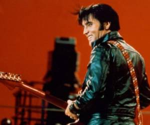 Elvis Presley falleció en su mansión de Tennessee a causa de un ataque cardíaco en 1977, cuando tenía 42 años.
